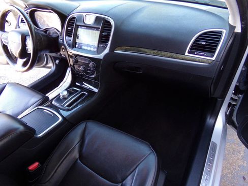 Used 2020 Chrysler 300 Limited image 23