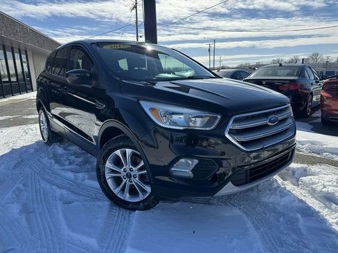 Used 2017 Ford Escape SE image 2
