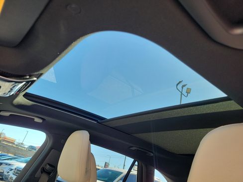 Used 2025 Mercedes-Benz GLC 300 image 11