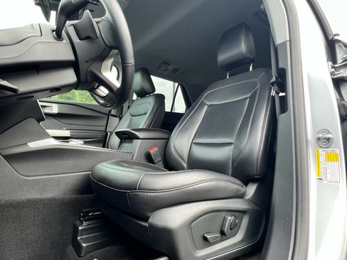 Used 2020 Ford Explorer XLT w/ Equipment Group 202A RWD image 34