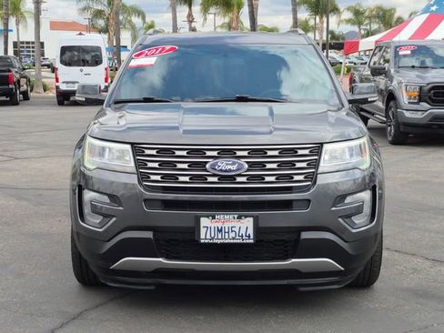Used 2017 Ford Explorer XLT FWD image 2