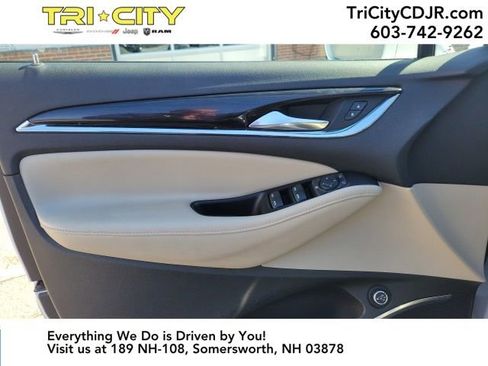 Used 2018 Buick Enclave Essence image 12