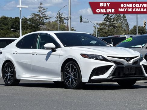 Used 2022 Toyota Camry SE FWD image 1