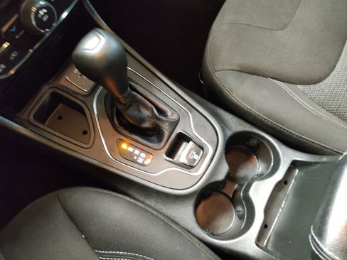 Used 2019 Jeep Cherokee Latitude w/ Popular Appearance Group FWD image 26