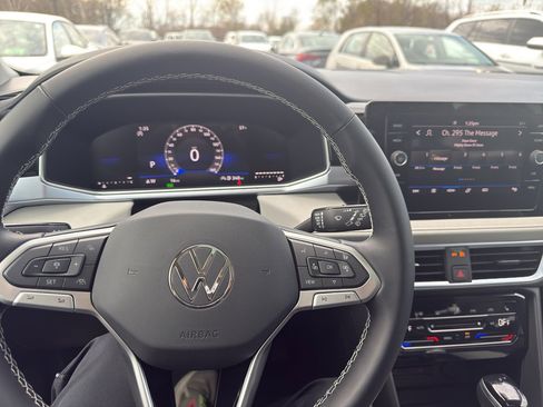 New 2026 Volkswagen Taos SE FWD image 15