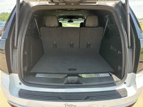Used 2023 Chevrolet Suburban Premier AWD/4WD image 25