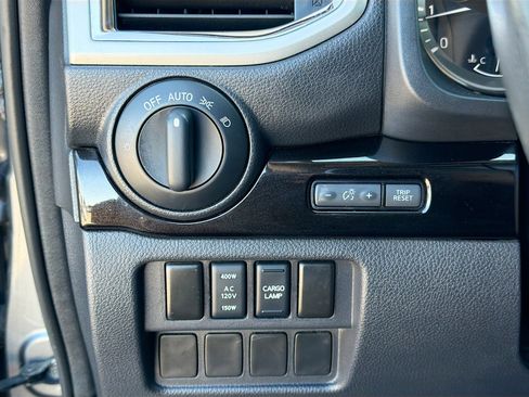 Used 2018 Nissan Titan SV w/ SV Convenience Package image 30