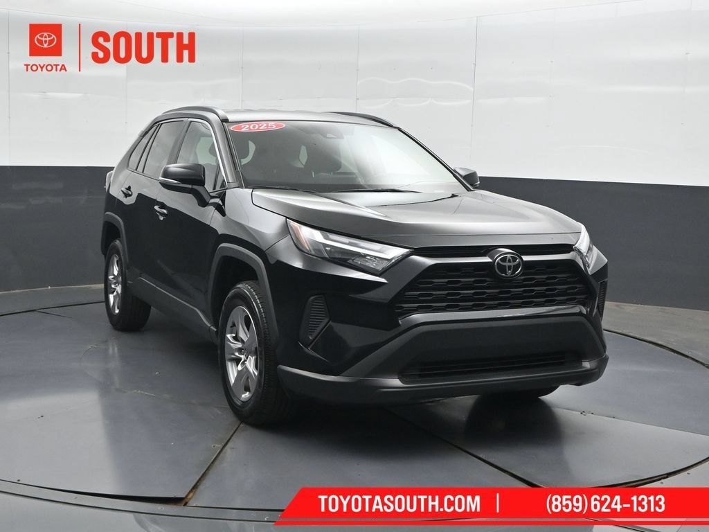 Used 2025 Toyota RAV4 XLE AWD/4WD image 4