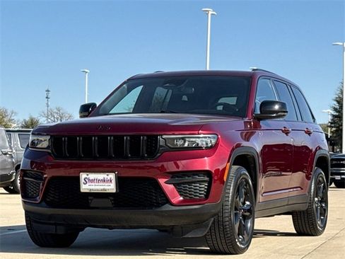 Used 2023 Jeep Grand Cherokee Altitude image 3