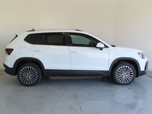 New 2025 Volkswagen Taos SE image 2