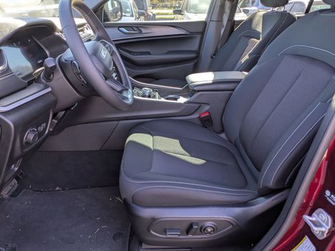 Used 2025 Jeep Grand Cherokee Laredo X RWD image 10