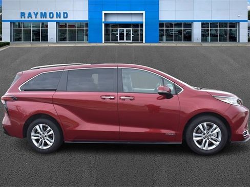 Used 2021 Toyota Sienna Limited image 2