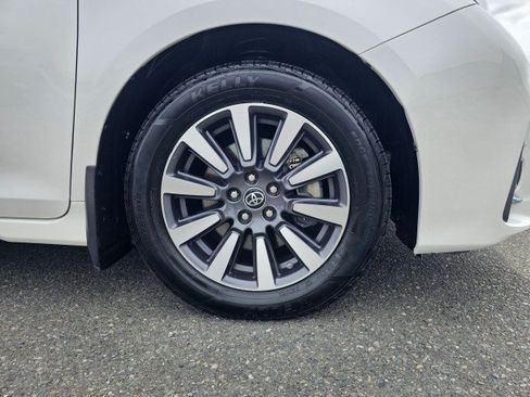 Used 2020 Toyota Sienna Limited FWD image 9