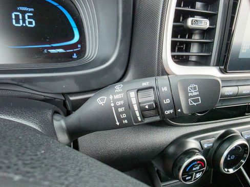 Used 2023 Hyundai Venue SEL FWD image 24