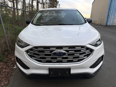 Used 2020 Ford Edge SE image 2