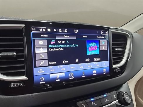 Used 2024 Chrysler Pacifica Touring-L image 26