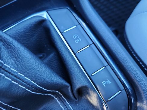 Certified 2025 Volkswagen Taos SE image 30