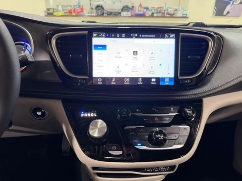 Used 2023 Chrysler Pacifica Touring-L FWD image 48