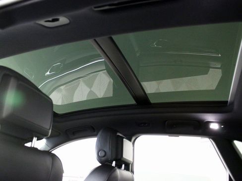 Certified 2026 Porsche Macan image 18