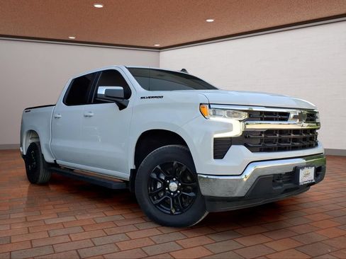 Used 2022 Chevrolet Silverado 1500 LT AWD/4WD image 3