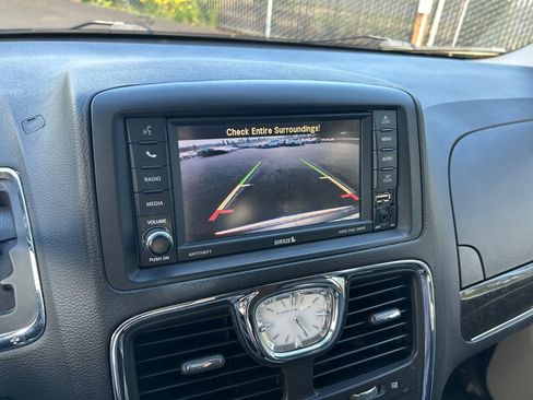 Used 2016 Chrysler Town & Country Touring FWD image 17