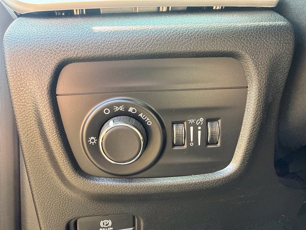 Used 2023 Jeep Grand Cherokee L Laredo AWD/4WD image 28