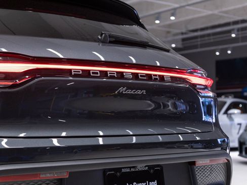 Certified 2026 Porsche Macan AWD/4WD image 32