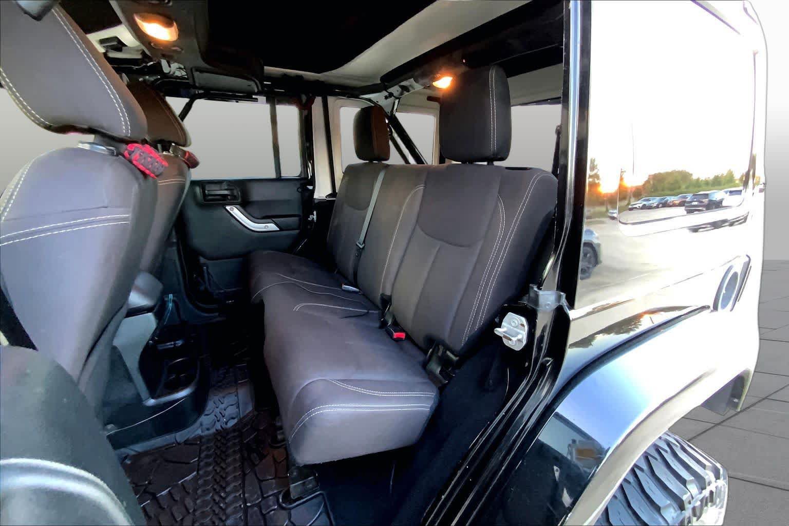 Used 2017 Jeep Wrangler Unlimited Rubicon w/ Connectivity Group AWD/4WD image 19