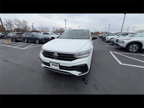 Used 2023 Volkswagen Tiguan SE R-Line image 3