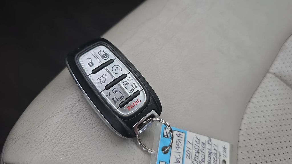 Used 2017 Chrysler Pacifica Touring-L Plus w/ Tire & Wheel Group FWD image 32