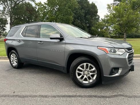 Used 2020 Chevrolet Traverse LT FWD image 2
