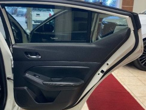 Used 2019 Nissan Altima 2.5 S FWD image 8
