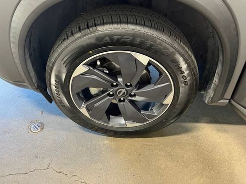 Used 2024 Nissan Rogue SV FWD image 30