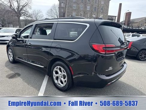 Used 2023 Chrysler Pacifica Limited FWD image 10
