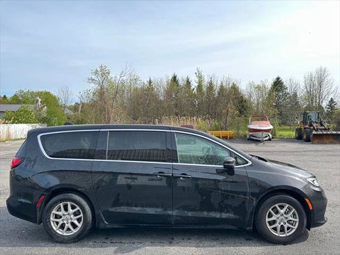 Certified 2023 Chrysler Pacifica Touring-L FWD image 11