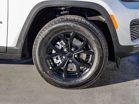 New 2025 Jeep Grand Cherokee Altitude image 11