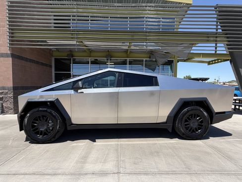 Used 2024 Tesla Cybertruck AWD Crew Cab image 7
