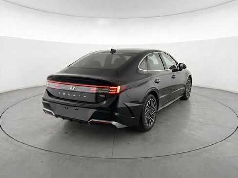 Certified 2025 Hyundai Sonata Limited FWD image 4