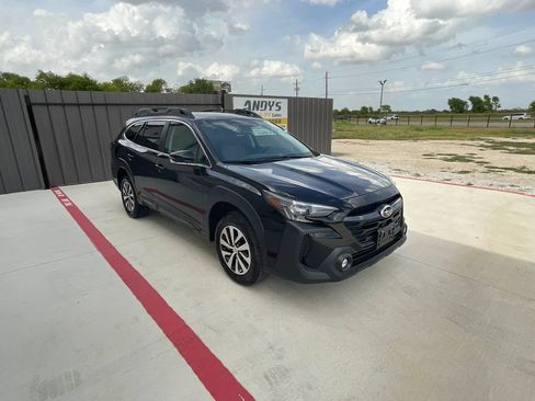 Used 2025 Subaru Outback Premium AWD/4WD image 3
