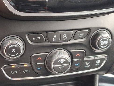 Used 2020 Jeep Cherokee Limited image 16