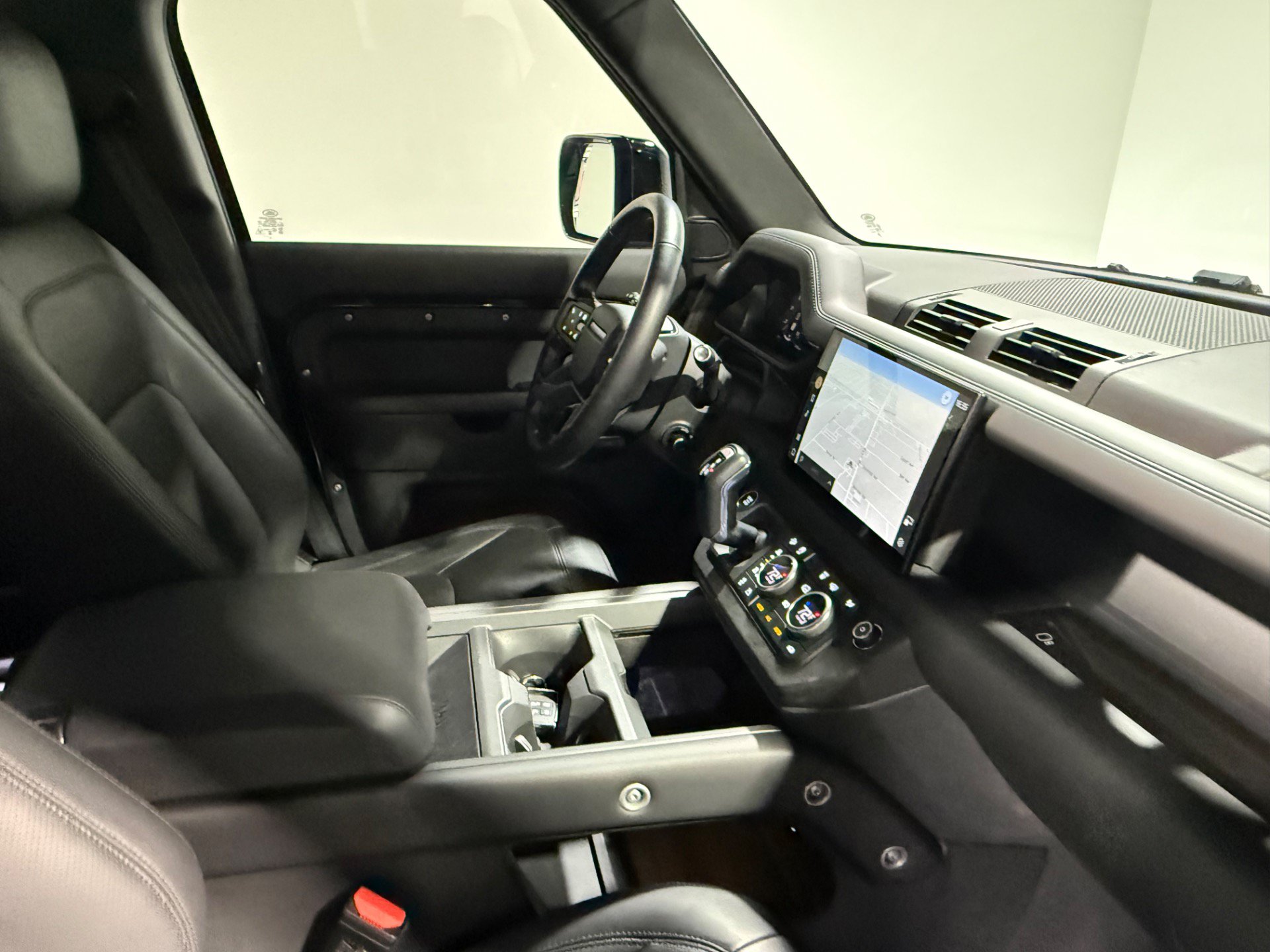 Used 2025 Land Rover Defender 110 X-Dynamic SE AWD/4WD image 52