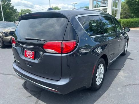 Used 2020 Chrysler Pacifica Touring-L FWD image 7