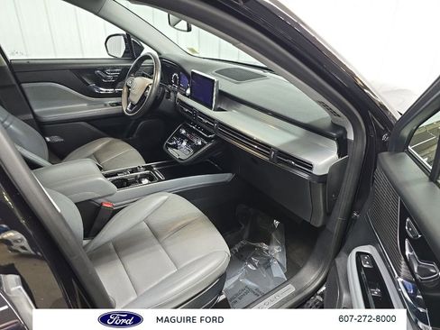 Used 2021 Lincoln Corsair AWD w/ Premium Package image 19
