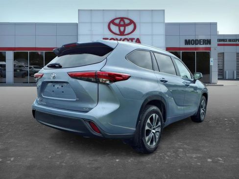 Used 2023 Toyota Highlander XLE FWD image 7