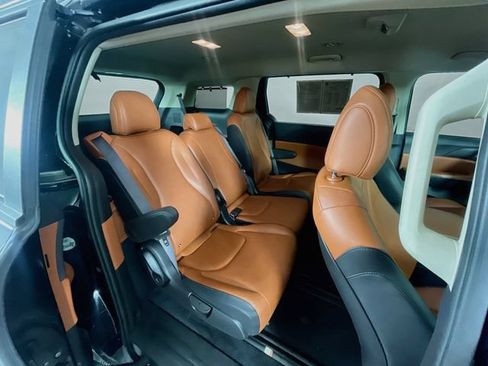 Used 2025 Kia Carnival EX FWD image 29