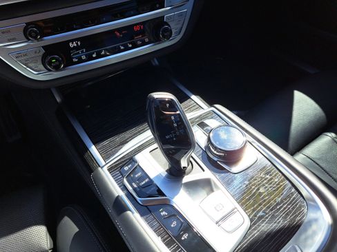 Used 2022 BMW 750i xDrive w/ Executive Package image 17