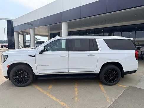 Used 2022 GMC Yukon XL SLT w/ SLT Luxury Package AWD/4WD image 2