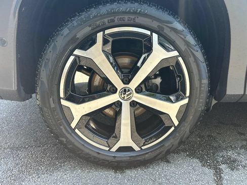 Used 2025 Volkswagen Tiguan SE AWD/4WD image 11