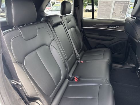 Used 2025 Jeep Grand Cherokee Limited RWD image 14