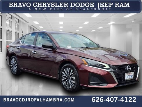 Used 2024 Nissan Altima 2.5 SV FWD image 1